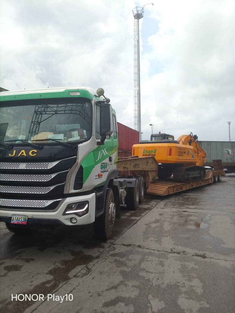 Maquinaria pesada: unidad de Mega Bel Transporte